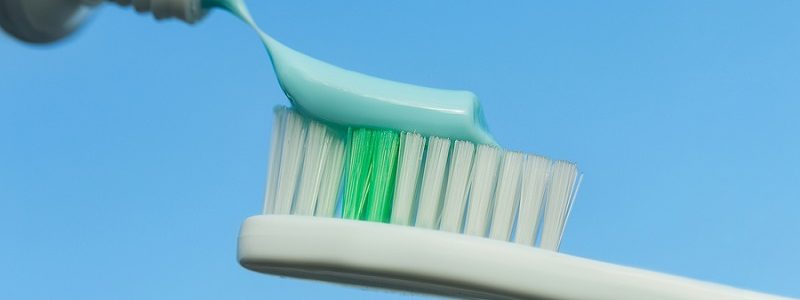 Comment se brosser les dents après une opération du nez ?